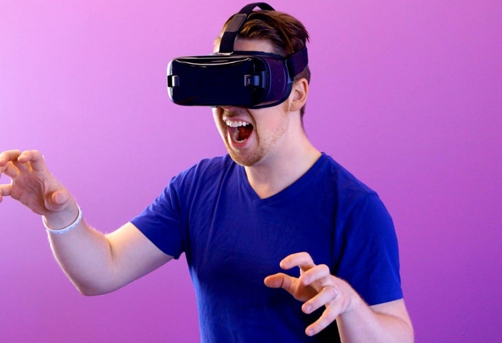 A man playing vr glaas
